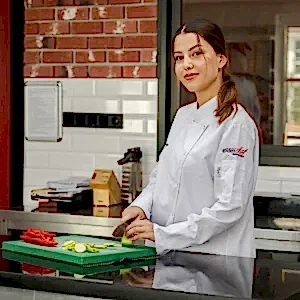 yemek yapan bir golden chef mutfak akademisi öğrencisi