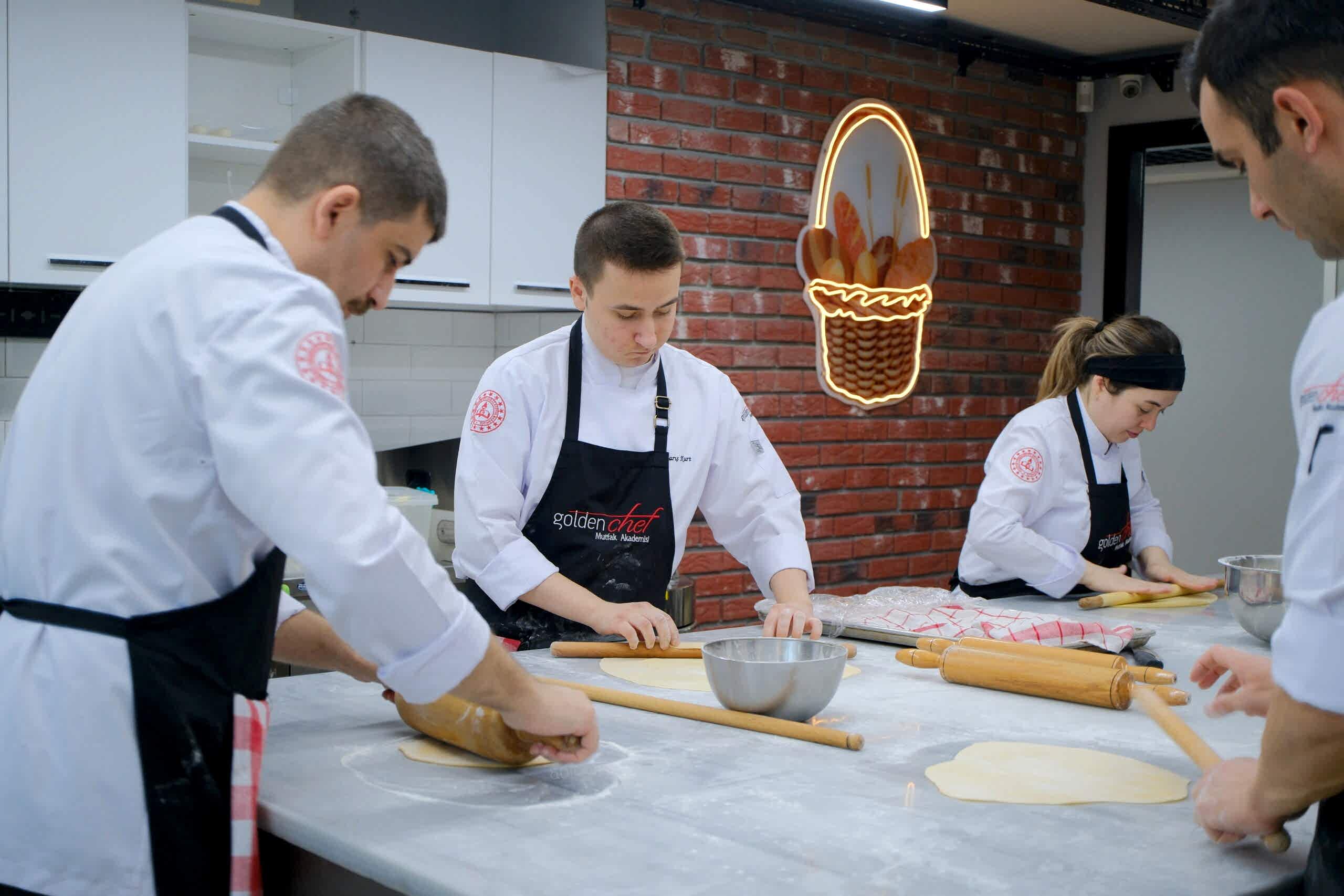 golden chef mutfak akademisi öğrencileri ekmekçilik atölyesinde çalışıyor