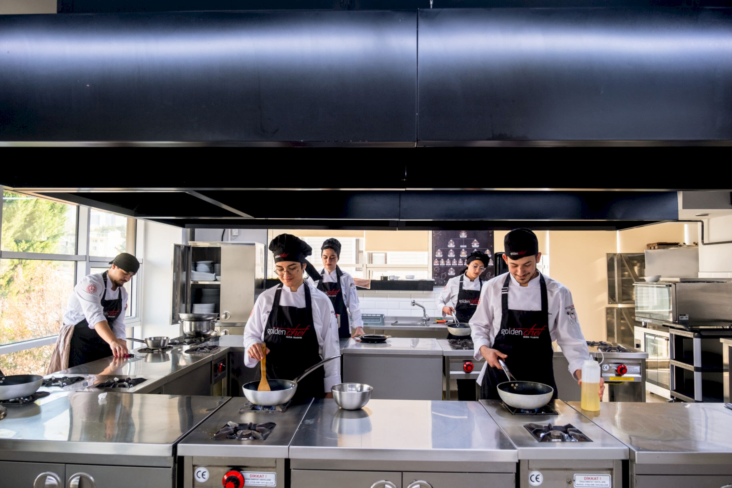 goldenchef mutfak akademisi öğrencileri mutfakta çalışıyor