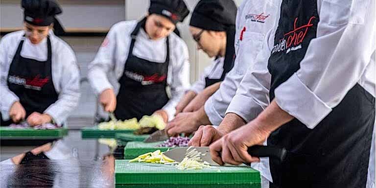 yemek yapan golden chef mutfak akademisi öğrencileri