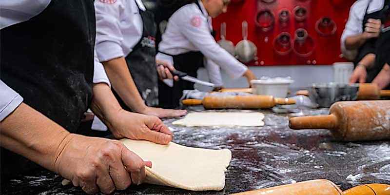 pasta yapan golden chef mutfak akademisi öğrencileri