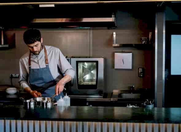 Golden Chef mutfak akademisinde yemek yapan aşçı